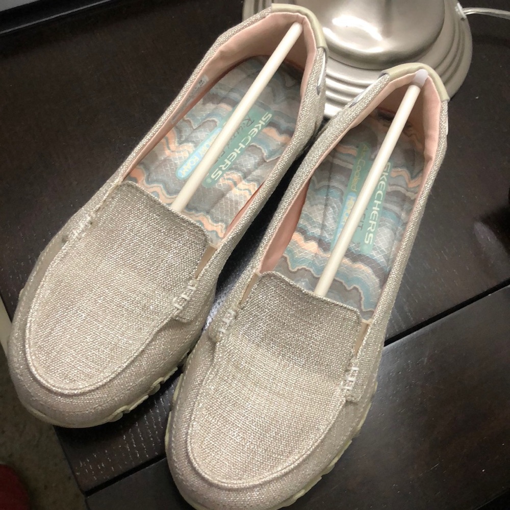 LN EUC SKETCHERS RELAXED FIT SHOES